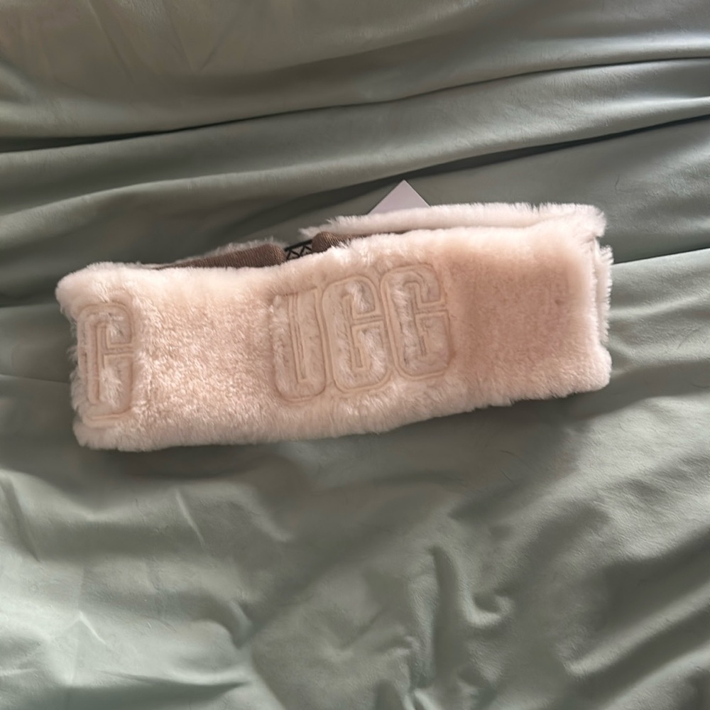 This is an exposed sheepskin headband colored chestnut.